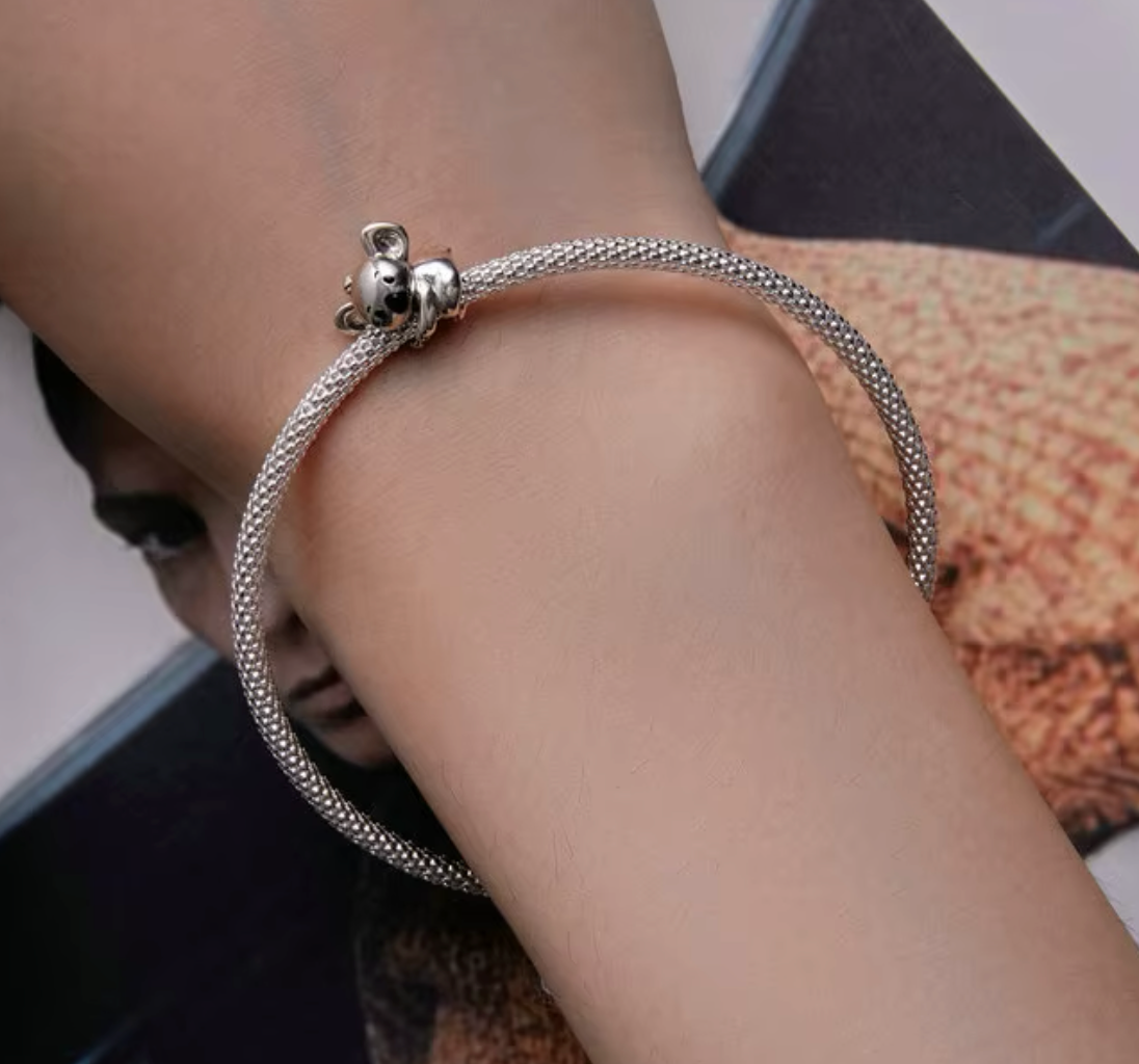 Agrega un toque de ternura con este charm de plata 925. Ideal para pulseras tipo Pandora. ¡Perfecto para regalar!
