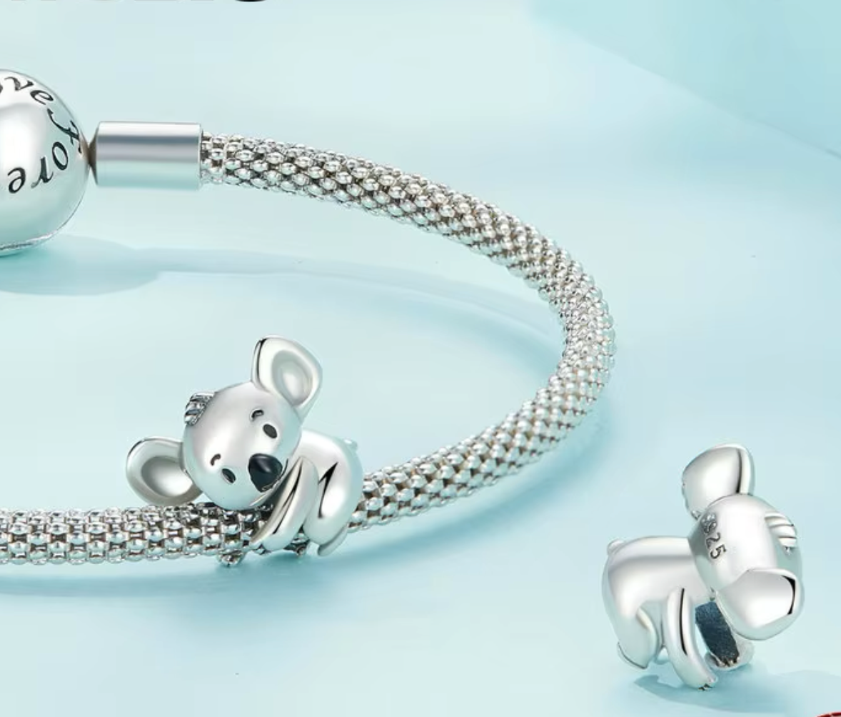 Agrega un toque de ternura con este charm de plata 925. Ideal para pulseras tipo Pandora. ¡Perfecto para regalar!